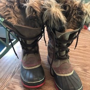 Sorel pink fur winter boots fits 7-8
